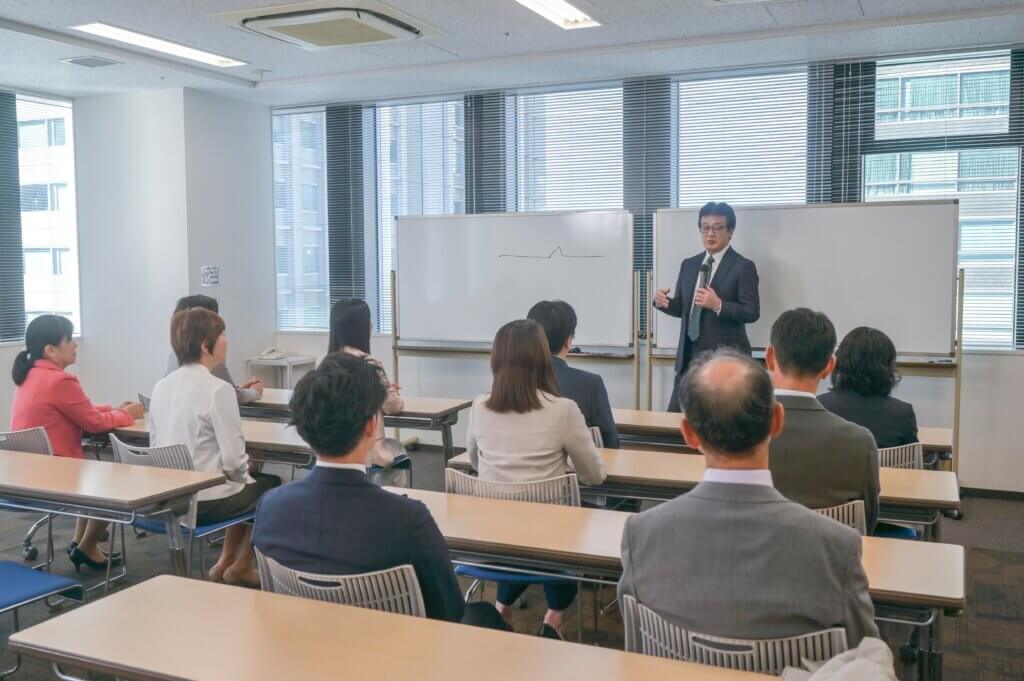 上野 孝義 Ueno Takayoshi　多くの受講者様に、コンサルティングの講習会を開いている